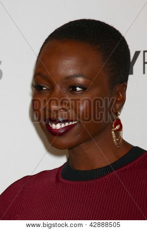 LOS ANGELES - 1 de MAR: Danai Gurira llega en el evento de PaleyFEST 