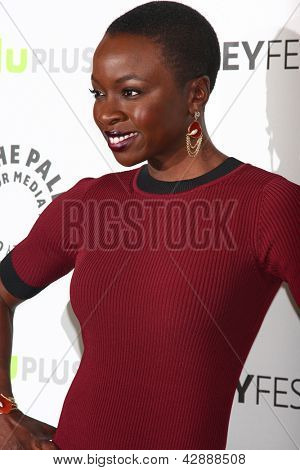 LOS ANGELES - 1 de MAR: Danai Gurira llega en el evento de PaleyFEST 