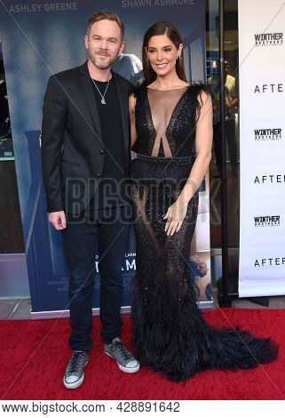 LOS ANGELES - AUG 03: Shawn Ashmore and Ashley Greene arrives for the ÃAftermathÃ Hollywood Premiere on August 03, 2021 in Westwood, CA