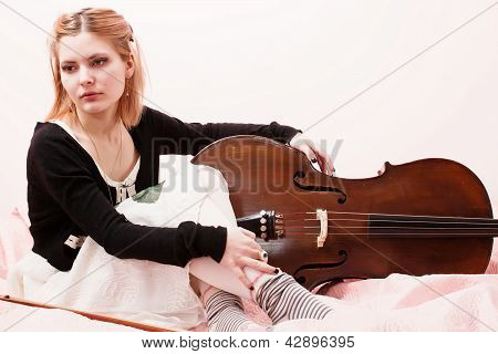 ภาพของเด็กสาวกับ cello