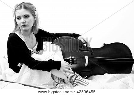 ภาพของเด็กสาวกับ cello