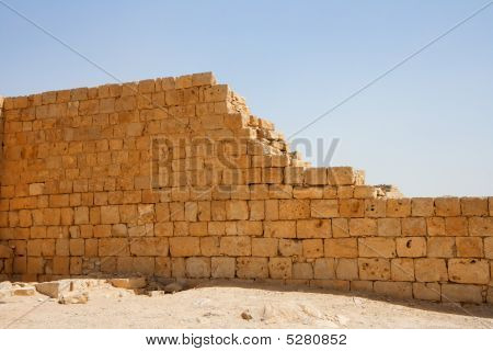 Broken gelbe Wand des antiken Tempels