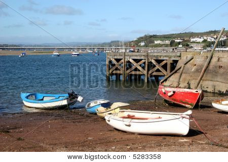 Barcos na praia de Teignmouth
