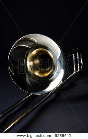 Trombone isolado em fundo preto