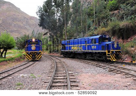 Train to Machu Picchu pueblo arrives to Ollantaytambo station.