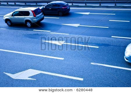 Autos auf asphaltierter Strasse mit Hotspots