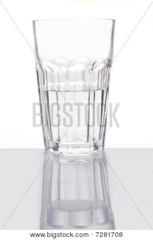 Glas halb voll