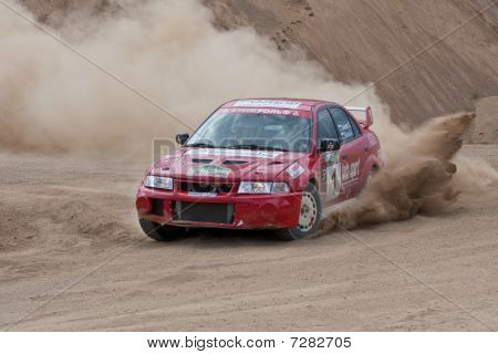 Rostov, Rússia - 27 de julho: Alex Popov dirige um carro de Mitsubishi Lancer durante Rostov Velikiy russo R