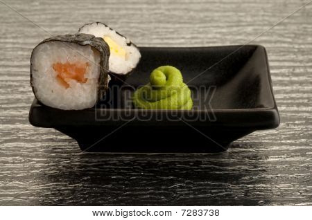 sushi rulle med wasabi