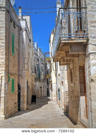 Typická ulička Staroměstské Giovinazzo. Apulie.