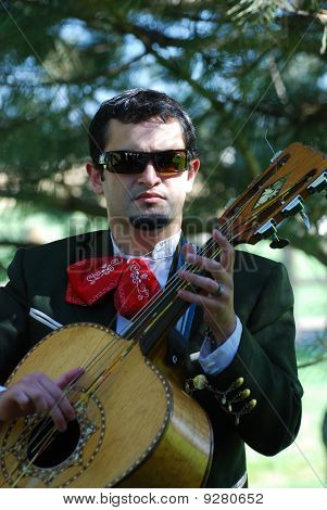 Mariachi gitározni