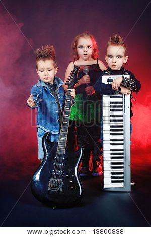 Gruppen af børn synger i heavy metal-stil. Skudt i et studie.