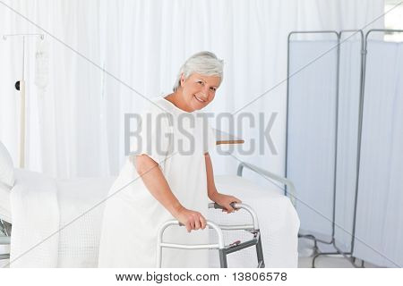 그녀의 짐머 프레임으로 카메라를 찾고 수석 여자