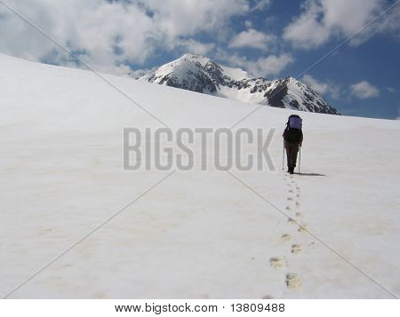 Scalatore stanno andando per la montagna