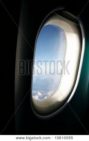 Blå himmel i vinduet fly