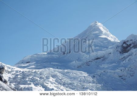 Snowcowered Berg in den Kordilleren, Peru