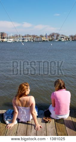 Dos niñas sentadas en Malecón