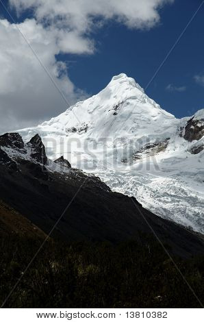 Snowcowered hohen Kordillere Berg