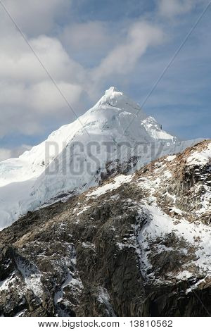 Snowcowered hohen Kordillere Berg