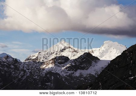 Snowcowered hohen Kordillere Berg