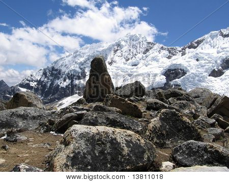 Snowcowered hohen Kordillere Berg und Stein