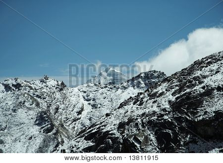 Snowcowered hohen Kordilleren Berge und Wolken