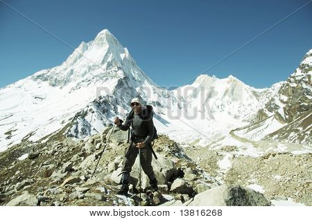 Caminante recorrer morane en montaña del Himalaya