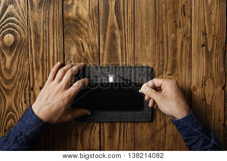 Master uses angled esd tweezers to pull out gsm micro sim card tray from mobile phablet body before fixing it