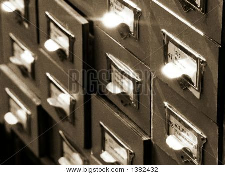 En office skuffe i et bibliotek med en