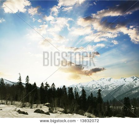 Snowcowered Berg im Kaukasus
