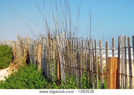 Vieille clôture à la plage