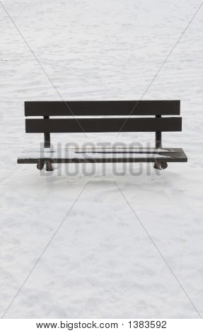 Bank im Schnee