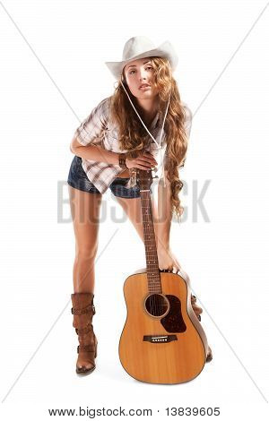 Sesy vaquera en el sombrero de vaquero con guitarra acústica
