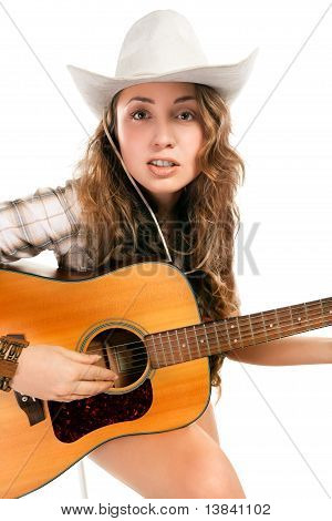 Sesy vaquera en el sombrero de vaquero con guitarra acústica