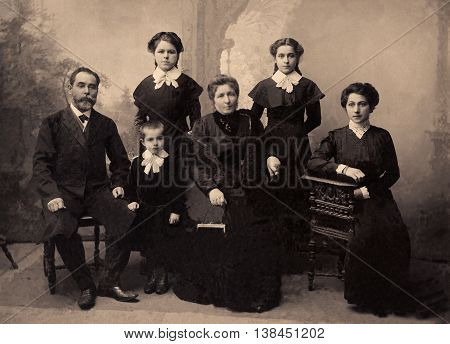 Family portrait people of all ages, circa 1911.