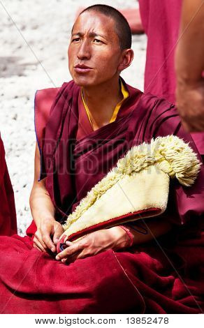 LHASA, CHINA - el 3 de junio: debate de monjes en el área del monasterio de Sera en 03 de junio de 2010 en Lhasa, Tíbet, China. T