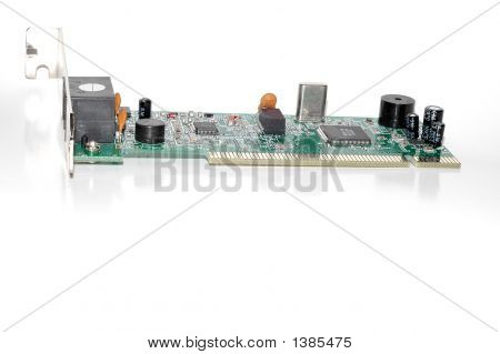 Modem su sfondo bianco