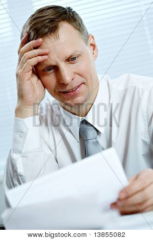 Retrato de um empresário ocupado olhando o retrato de um empresário ocupado olhando cumento de documento