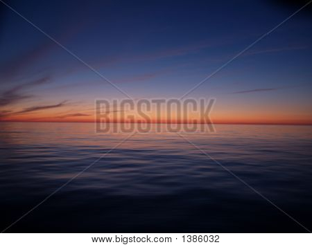 พระอาทิตย์ตกที่ทะเล 