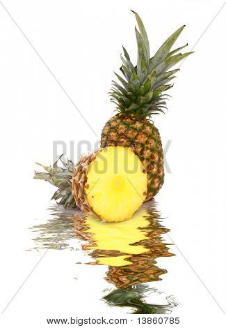 Un ananas con sfondo bianco