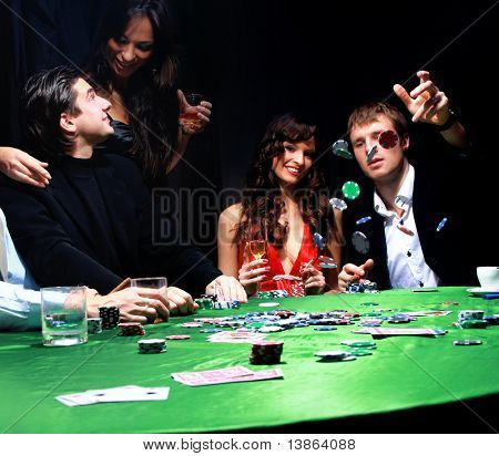 Joven lanza fichas en la mesa mientras jugando a las cartas