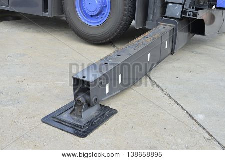 crane truck outrigger stabilizing legs extended. pump truck outrigger Heavy duty steel crane outrigger pad in construction site .