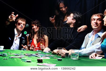 Joven lanza fichas en la mesa mientras jugando a las cartas