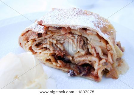 Apfelstrudel mit Vanilleeis
