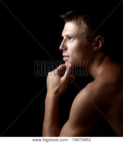 若い良い男性モデルの謎に包まれた暗いクローズ アップ肖像画