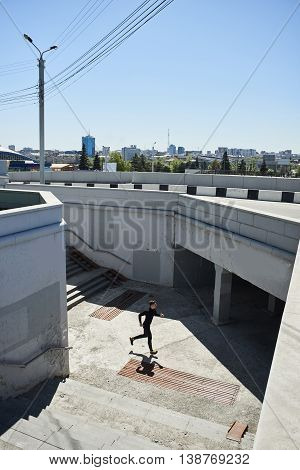 The athlete runs to the underpass in the city