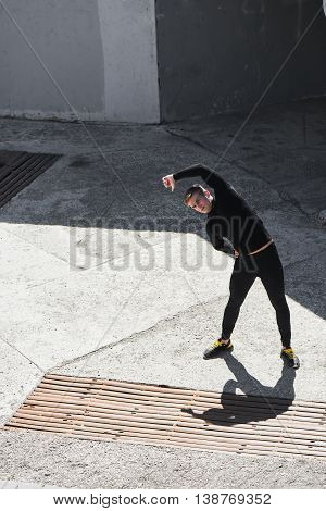The athlete performs a warm-up around the underpass