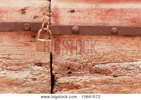 Lucchetto e porta vecchia