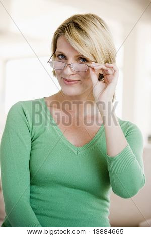 新しい眼鏡を探している女性