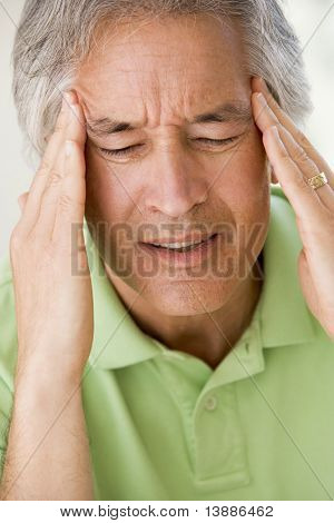 hombre con dolor de cabeza